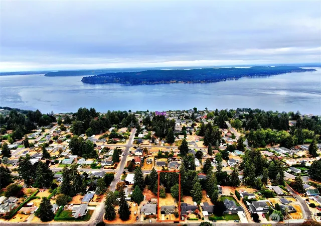 Photo 2 of Contingent at 3140 Elwood Dr W, University Place, WA 98466 | MLS# NWM2569217 | Listing updated on 2026-09-28