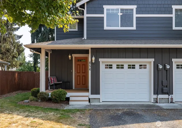 Photo 2 of Single family home for sale at 454 Oak Hl Ln, Burlington, WA 98233 | MLS# NWM2569423 | Listing updated on 2026-09-23