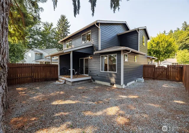 Photo 3 of Single family home for sale at 454 Oak Hl Ln, Burlington, WA 98233 | MLS# NWM2569423 | Listing updated on 2026-09-23
