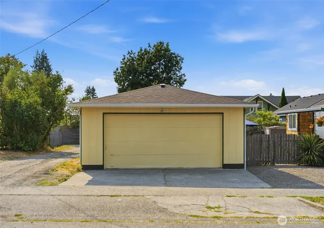 Photo 3 of Single family home for sale at 218 Evergreen St, Mount Vernon, WA 98273 | MLS# NWM2569643 | Listing updated on 2026-09-24