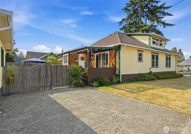 Photo 4 of Single family home for sale at 218 Evergreen St, Mount Vernon, WA 98273 | MLS# NWM2569643 | Listing updated on 2026-09-24