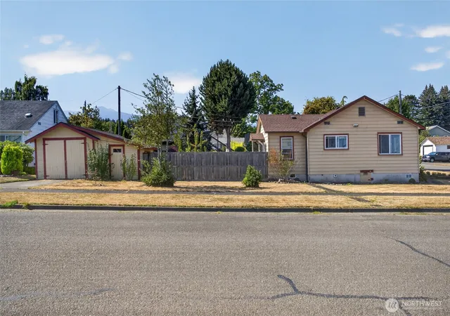 Photo 3 of Single family home for sale at 903 S Albert St, Port Angeles, WA 98362 | MLS# NWM2570066 | Listing updated on 2026-10-02