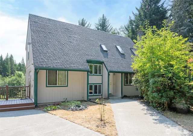 Photo 2 of Single family home for sale at 5724 Ne Puget Beach Rd, Olympia, WA 98516 | MLS# NWM2570138 | Listing updated on 2026-10-01