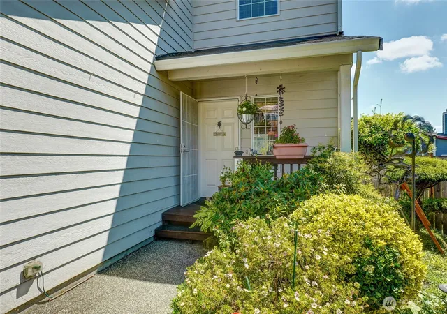 Photo 3 of Sale Pending at 929 149th Place Sw, Lynnwood, WA 98087 | MLS# NWM2570453 | Listing updated on 2026-10-02