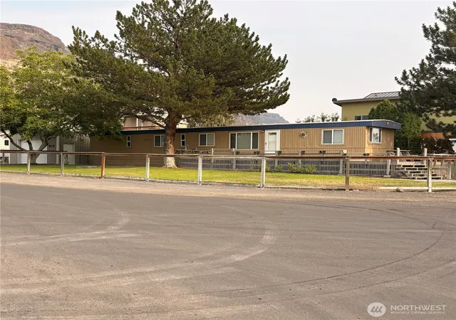 Photo 3 of Manufactured home for sale at 785 Chukar Pl SW, Quincy, WA 98848 | MLS# NWM2570458 | Listing updated on 2026-09-23