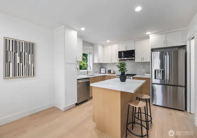 Photo 4 of Condo for sale at 12040 5Th Ave Ne, Seattle, WA 98125 | MLS# NWM2570490 | Listing updated on 2026-09-23