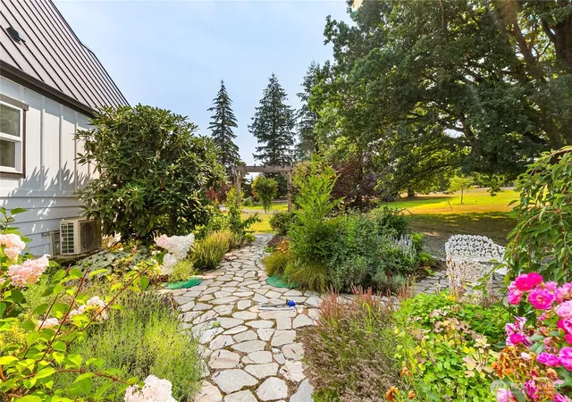 Photo 3 of Sale Pending at 810 H St Rd, Lynden, WA 98264 | MLS# NWM2570597 | Listing updated on 2026-09-21