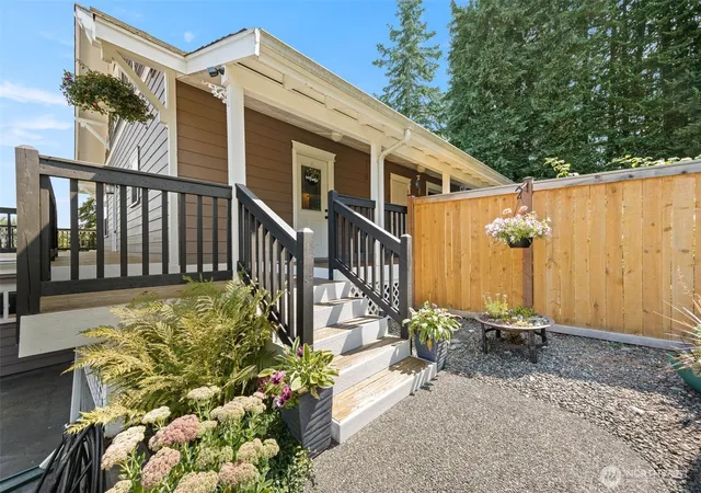 Photo 3 of Single family home for sale at 1106 Sumner Ln, Everett, WA 98203 | MLS# NWM2570608 | Listing updated on 2026-09-24