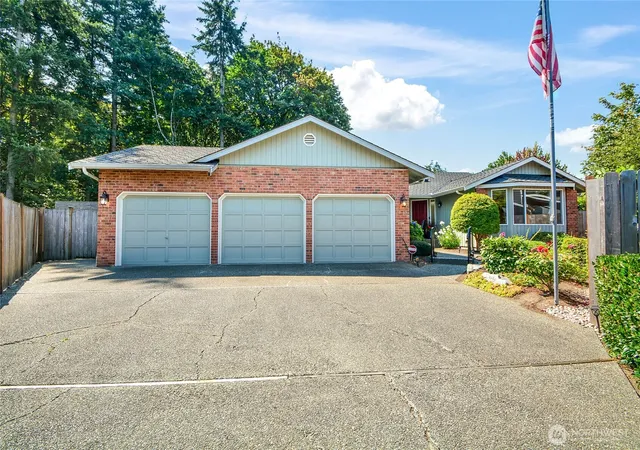Photo 1 of Sale Pending at 4710 Se 123rd St, Everett, WA 98208 | MLS# NWM2570837 | Listing updated on 2026-09-11