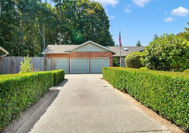 Photo 2 of Sale Pending at 4710 Se 123rd St, Everett, WA 98208 | MLS# NWM2570837 | Listing updated on 2026-09-11