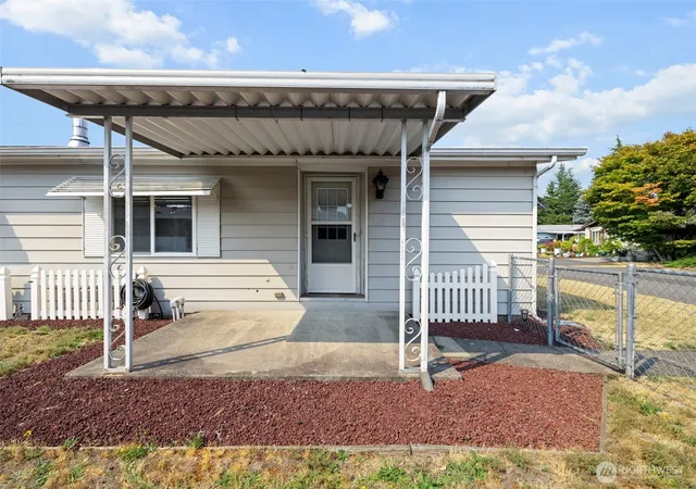 Photo 3 of Manufactured home for sale at 5305 Yakima Ln SE, Lacey, WA 98503 | MLS# NWM2570892 | Listing updated on 2026-09-30