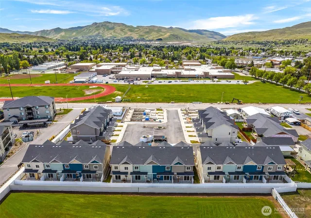 Townhouse for sale at 1075 Red Apple Rd #F21, Wenatchee, WA 98801 | MLS# NWM2570967