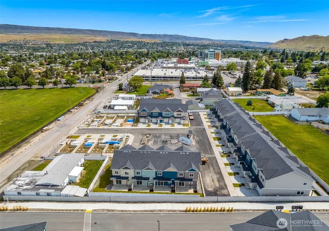 Photo 3 of Townhouse for sale at 1075 Red Apple Rd #F21, Wenatchee, WA 98801 | MLS# NWM2570967 | Listing updated on 2026-09-23
