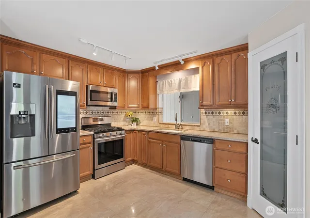 Photo 4 of Sale Pending at 10816 130th Avenue E, Puyallup, WA 98374 | MLS# NWM2571244 | Listing updated on 2026-09-22