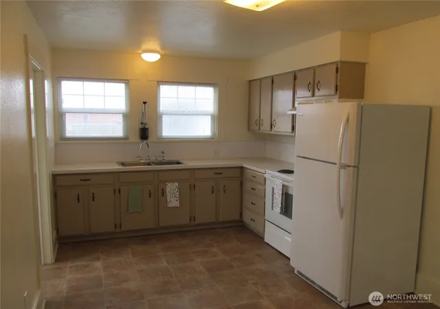 Photo 4 of Single family home for sale at 110 E & 114 Hazel Ave, Burlington, WA 98233 | MLS# NWM2571384 | Listing updated on 2026-09-21