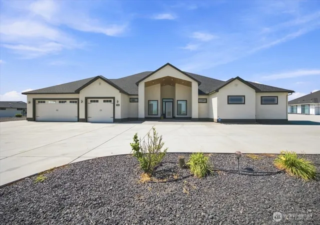 Single family home for sale at 2075 Fraser Dr, Pasco, WA 99301 | MLS# NWM2571530