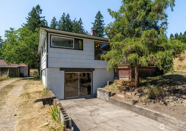 Photo 3 of Contingent at 205 N Maple Hl Rd, Kelso, WA 98626 | MLS# NWM2572016 | Listing updated on 2026-09-21