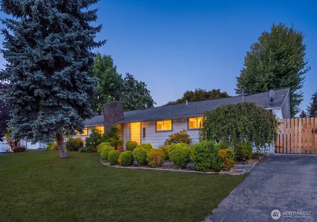 Photo 2 of Single family home for sale at 606 Crest Ave, Kent, WA 98030 | MLS# NWM2572044 | Listing updated on 2026-09-25
