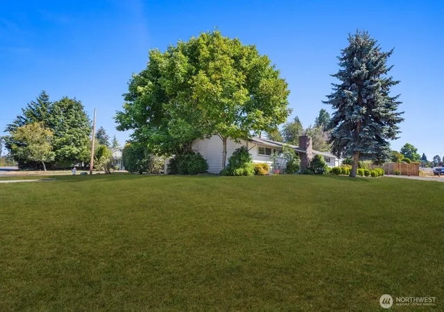 Photo 4 of Single family home for sale at 606 Crest Ave, Kent, WA 98030 | MLS# NWM2572044 | Listing updated on 2026-09-25