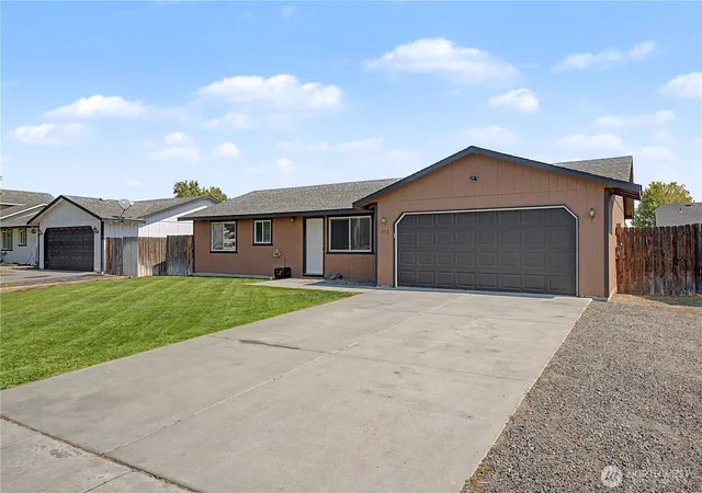 Photo 3 of Single family home for sale at 513 Monarch St, Moses Lake, WA 98837 | MLS# NWM2572060 | Listing updated on 2026-09-22
