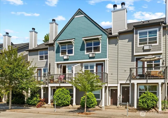 Photo 1 of Townhouse for sale at 758 Se Fairwinds Loop, Vancouver, WA 98661 | MLS# NWM2572126 | Listing updated on 2026-09-23