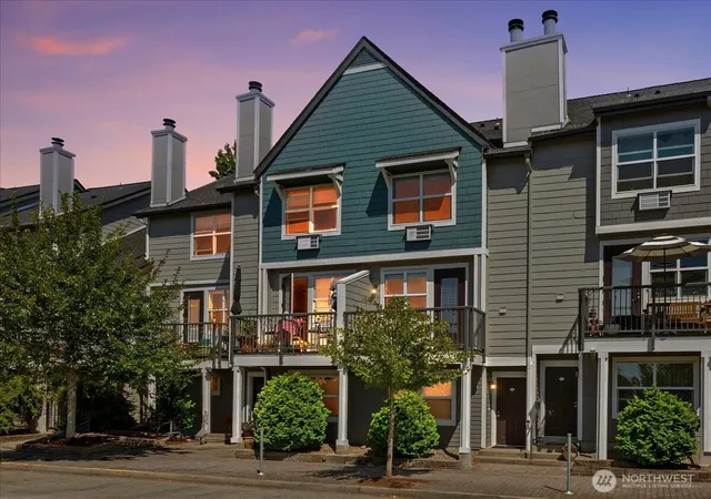 Photo 2 of Townhouse for sale at 758 Se Fairwinds Loop, Vancouver, WA 98661 | MLS# NWM2572126 | Listing updated on 2026-09-23