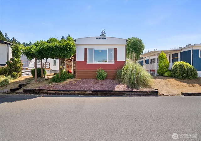 Photo 2 of Manufactured home for sale at 4707 Black Lake Belmore Rd Sw #34, Olympia, WA 98512 | MLS# NWM2572182 | Listing updated on 2026-09-29