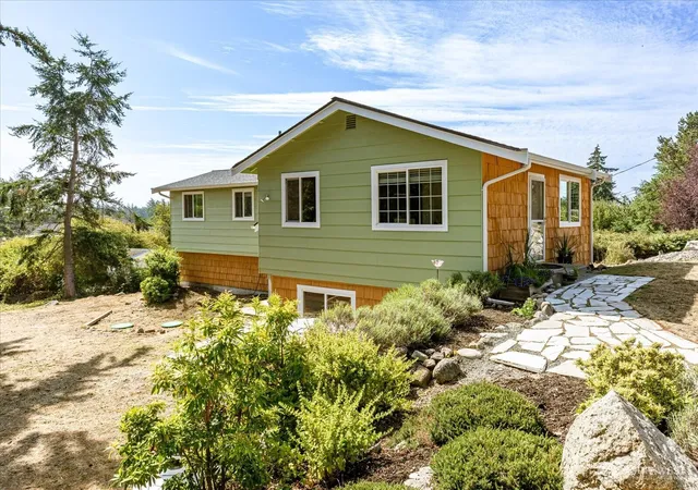 Photo 1 of Single family home for sale at 1002 Carl Ave, Oak Harbor, WA 98277 | MLS# NWM2572193 | Listing updated on 2026-09-30