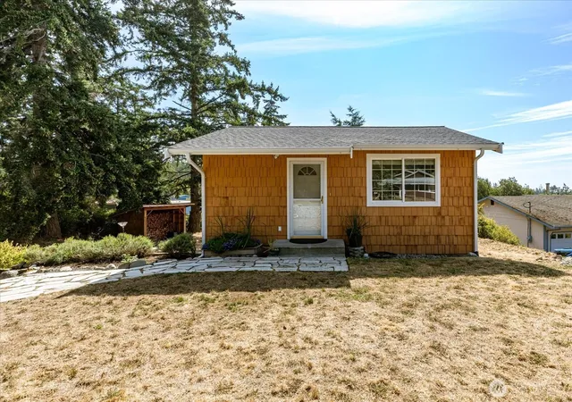 Photo 2 of Single family home for sale at 1002 Carl Ave, Oak Harbor, WA 98277 | MLS# NWM2572193 | Listing updated on 2026-09-30