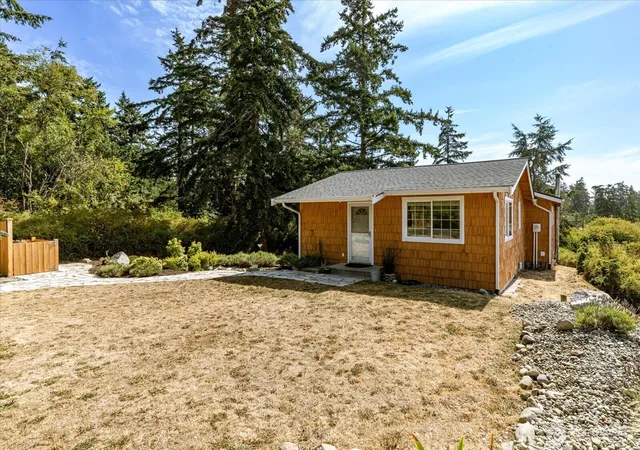 Photo 3 of Single family home for sale at 1002 Carl Ave, Oak Harbor, WA 98277 | MLS# NWM2572193 | Listing updated on 2026-09-30