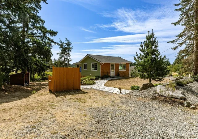 Photo 3 of Single family home for sale at 1002 Carl Ave, Oak Harbor, WA 98277 | MLS# NWM2572193 | Listing updated on 2026-09-30