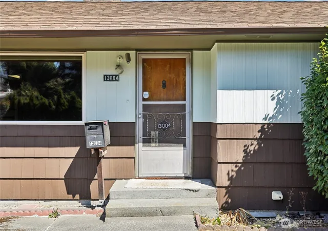 Photo 3 of Sale Pending at 13004 Ambaum Blvd Sw, Burien, WA 98146 | MLS# NWM2572226 | Listing updated on 2026-09-25