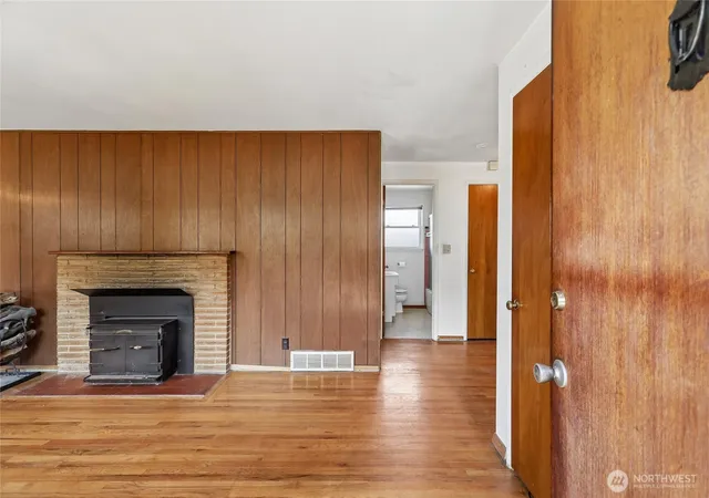 Photo 3 of Sale Pending at 13004 Ambaum Blvd Sw, Burien, WA 98146 | MLS# NWM2572226 | Listing updated on 2026-09-25