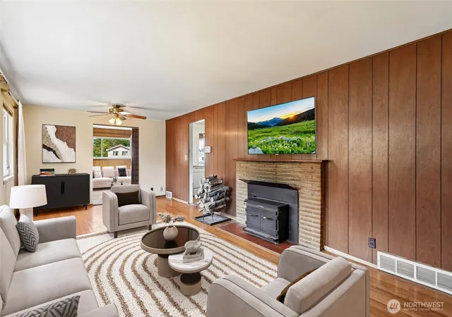 Photo 4 of Sale Pending at 13004 Ambaum Blvd Sw, Burien, WA 98146 | MLS# NWM2572226 | Listing updated on 2026-09-25