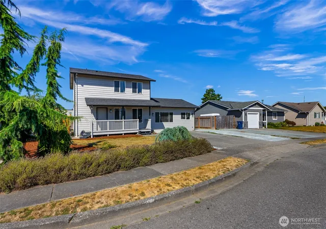 Photo 2 of Single family home for sale at 1015 S 25th St, Mount Vernon, WA 98274 | MLS# NWM2572368 | Listing updated on 2026-09-26