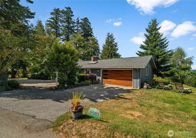 Photo 3 of Single family home for sale at 780 Greenoch Loop, Oak Harbor, WA 98277 | MLS# NWM2572379 | Listing updated on 2026-09-25