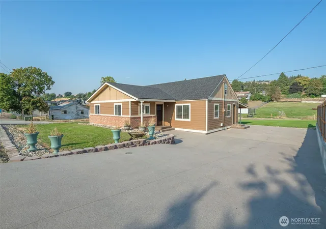 Photo 3 of Single family home for sale at 2331 Nw Columbia Ave, East Wenatchee, WA 98802 | MLS# NWM2572419 | Listing updated on 2026-10-15