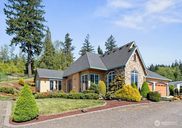 Photo 2 of Sale Pending at 204 Powder Hill Dr, Kalama, WA 98625 | MLS# NWM2572420 | Listing updated on 2026-10-01