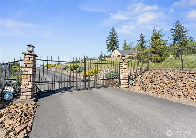 Photo 3 of Sale Pending at 204 Powder Hill Dr, Kalama, WA 98625 | MLS# NWM2572420 | Listing updated on 2026-10-01