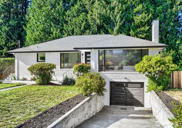 Photo 2 of Single family home for sale at 431 72nd St Se, Everett, WA 98203 | MLS# NWM2572422 | Listing updated on 2026-09-30