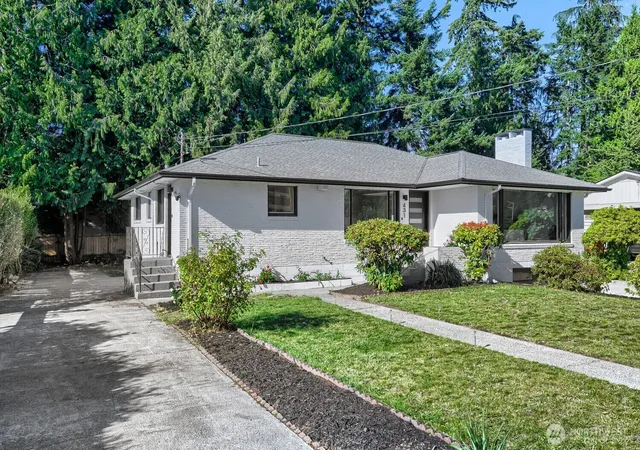 Photo 3 of Single family home for sale at 431 72nd St Se, Everett, WA 98203 | MLS# NWM2572422 | Listing updated on 2026-09-30