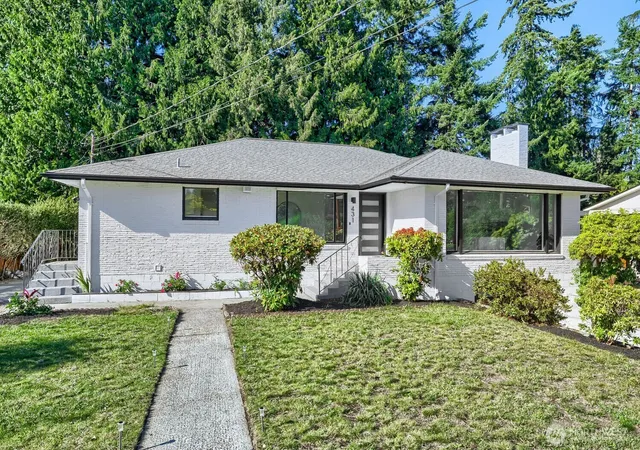 Photo 3 of Single family home for sale at 431 72Nd St Se, Everett, WA 98203 | MLS# NWM2572422 | Listing updated on 2026-09-30
