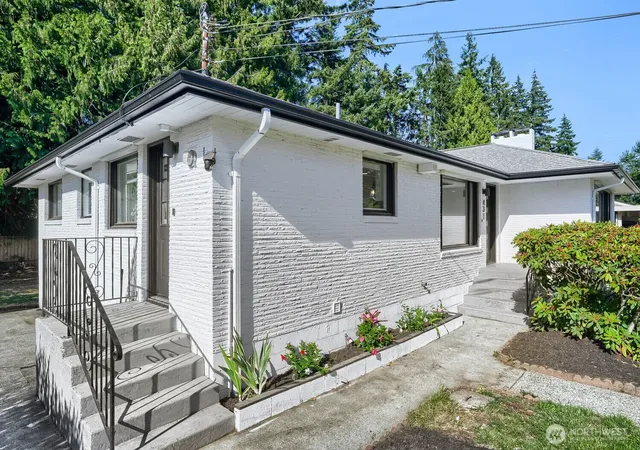 Photo 4 of Single family home for sale at 431 72Nd St Se, Everett, WA 98203 | MLS# NWM2572422 | Listing updated on 2026-09-30