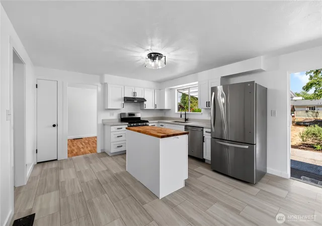 Photo 3 of Sale Pending at 1225 22nd St Se, Auburn, WA 98002 | MLS# NWM2572462 | Listing updated on 2026-10-01
