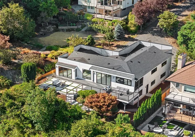 Photo 3 of Single family home for sale at 8340 Avalon Dr, Mercer Island, WA 98040 | MLS# NWM2572484 | Listing updated on 2026-09-22