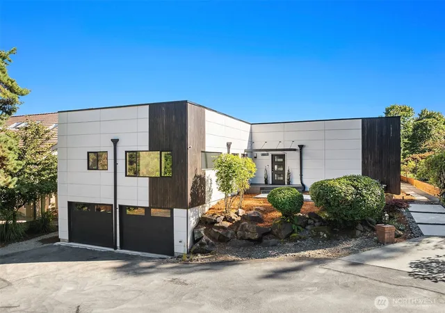 Photo 4 of Single family home for sale at 8340 Avalon Dr, Mercer Island, WA 98040 | MLS# NWM2572484 | Listing updated on 2026-09-22
