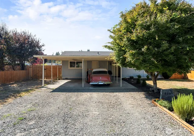 Photo 3 of Single family home for sale at 809 4Th Ave Ne, Chehalis, WA 98532 | MLS# NWM2572721 | Listing updated on 2026-09-29