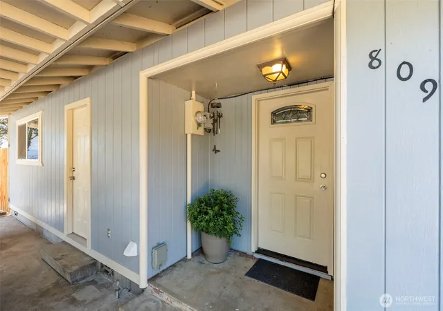 Single family home for sale at 809 4Th Ave Ne, Chehalis, WA 98532 | MLS# NWM2572721