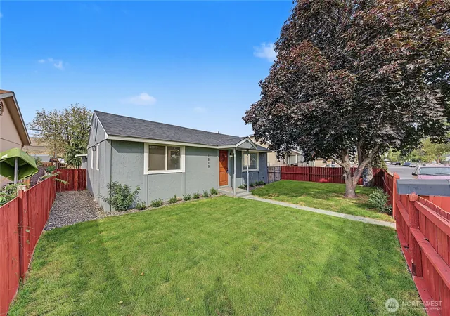 Photo 2 of Single family home for sale at 1215 Yakima St Se, Ephrata, WA 98823 | MLS# NWM2572881 | Listing updated on 2026-09-25