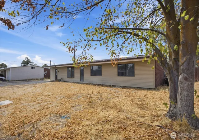 Photo 2 of Sale Pending at 541 Castle Dr, Moses Lake, WA 98837 | MLS# NWM2572940 | Listing updated on 2026-09-25